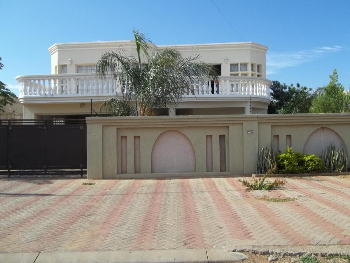 Carlcyn Homestay Gaborone Buitenkant foto
