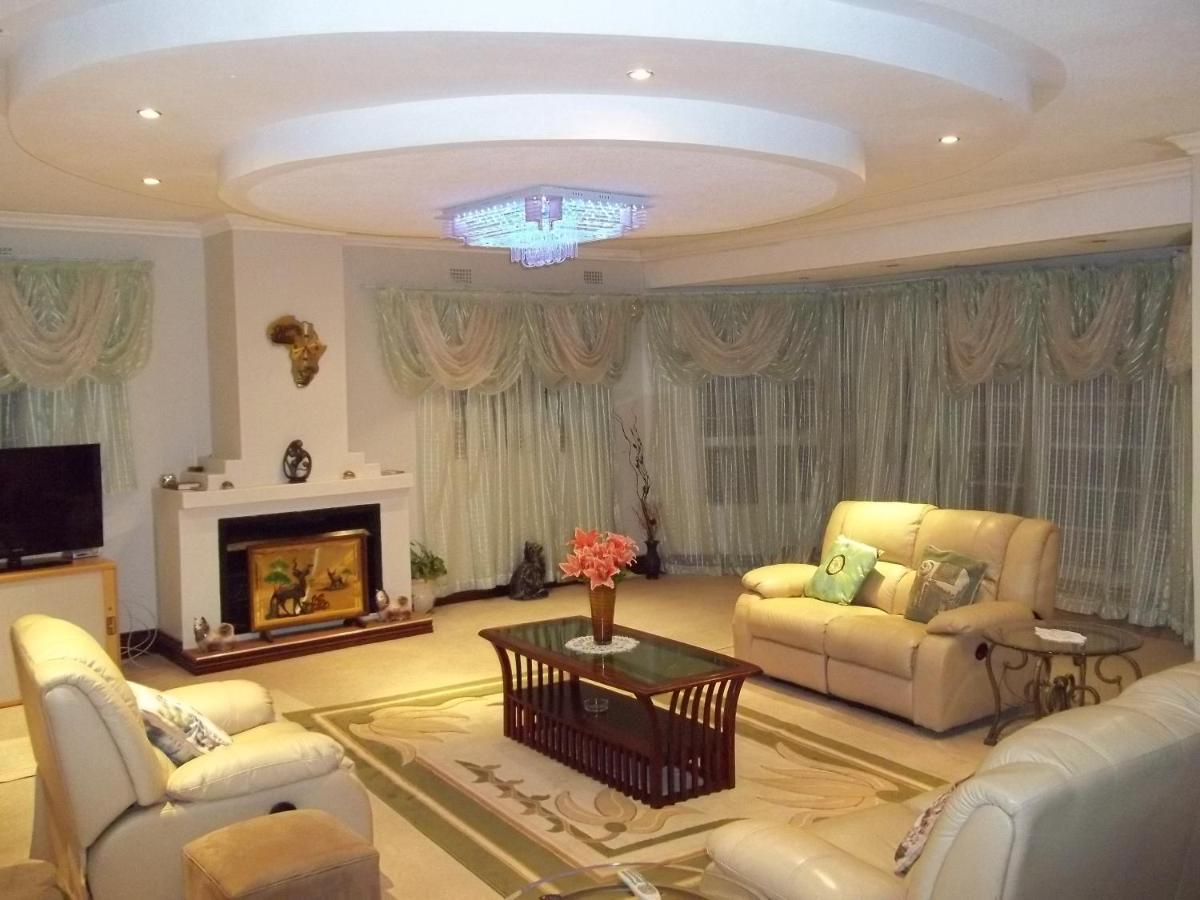 Carlcyn Homestay Gaborone Buitenkant foto
