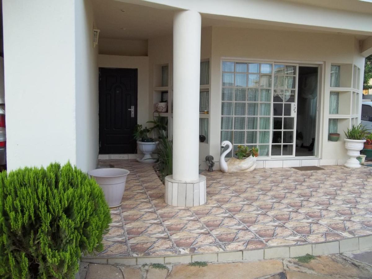 Carlcyn Homestay Gaborone Buitenkant foto