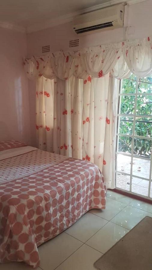 Carlcyn Homestay Gaborone Buitenkant foto