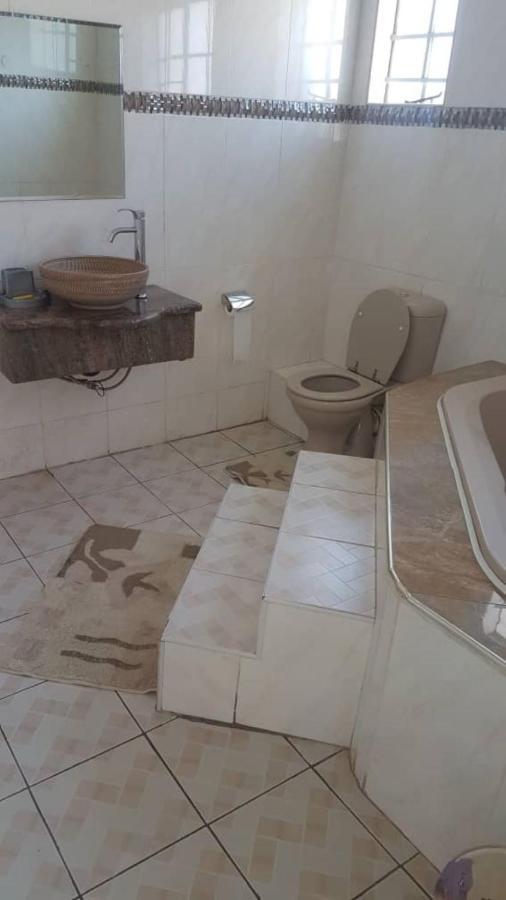 Carlcyn Homestay Gaborone Buitenkant foto