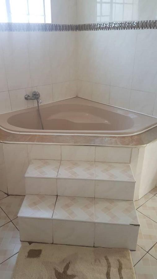 Carlcyn Homestay Gaborone Buitenkant foto