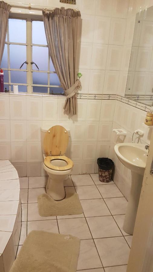 Carlcyn Homestay Gaborone Buitenkant foto
