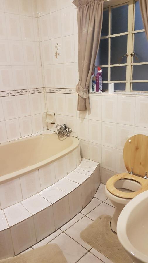 Carlcyn Homestay Gaborone Buitenkant foto